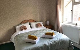 3 Bed House - Sleeps 6 - Parking - Garden - Wifi